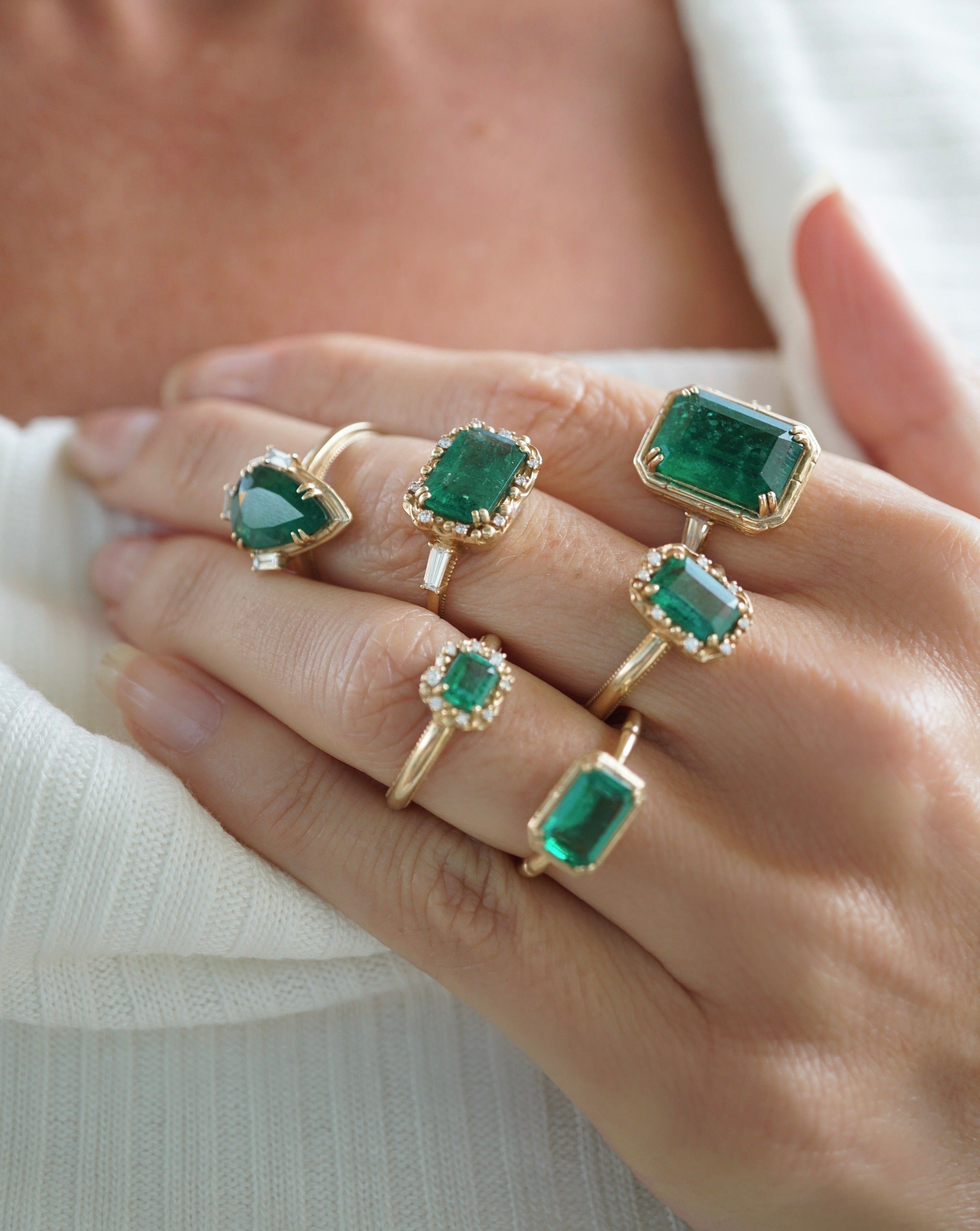 Elegant platinum ring with emerald stone -